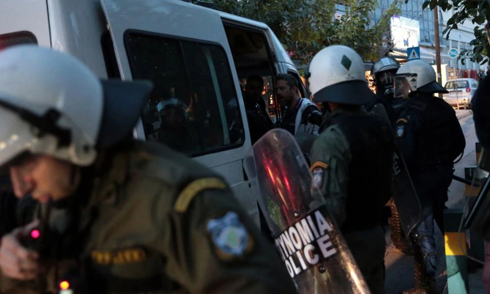 Κουκουλοφόροι πήγαν να κάψουν ζωντανούς πολίτες μέσα στα βαγόνια στο Μοναστηράκι! 60 προσαγωγές και 13 συλλήψεις - Η ανακοίνωση της ΕΛ.ΑΣ (Βίντεο)